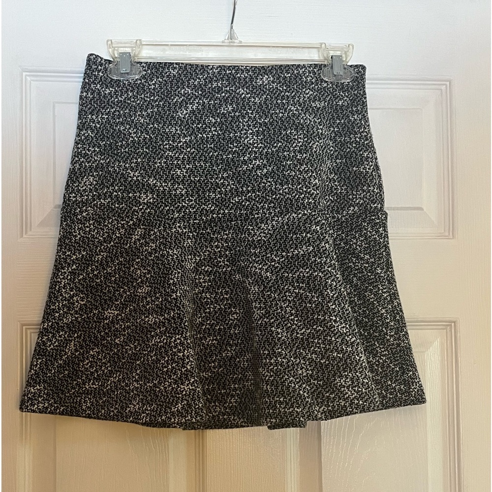 Loft/women’s black and white flared skirt, size 0P, zipper, elastic waist
